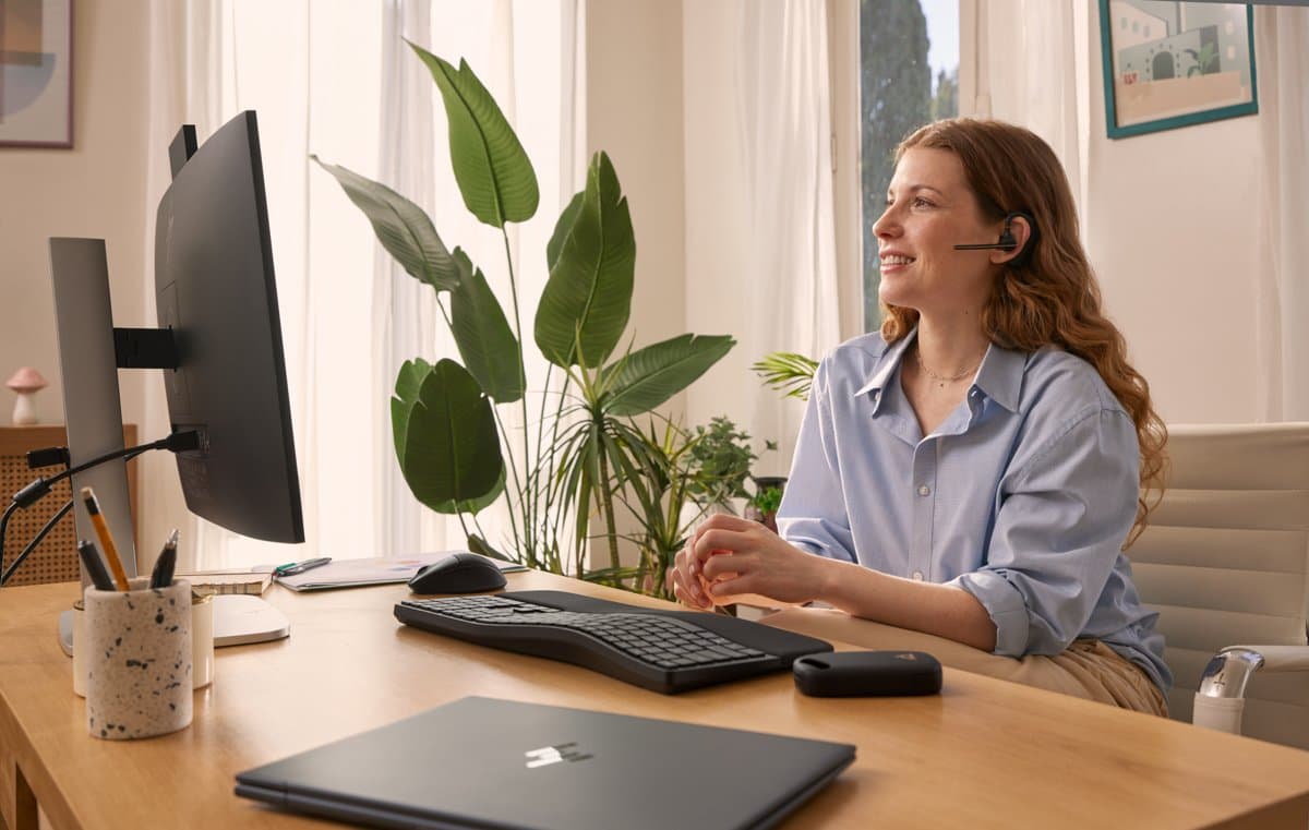 HP Poly Voyager Office Base, Multi-Device Charging, 329g, Headset Compatible